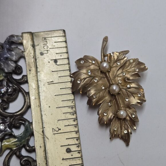 Vintage Pegasus CORO Signed Gold Tone Pin Brooch Rhinestone Faux Pearl Leaf - Picture 6 of 6